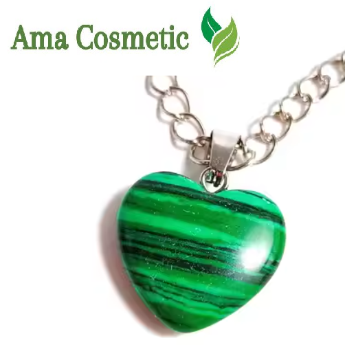 قلادة حجر المالاكيت الطبيعي بشكل قلب – رمز الحماية والطاقة الإيجابية